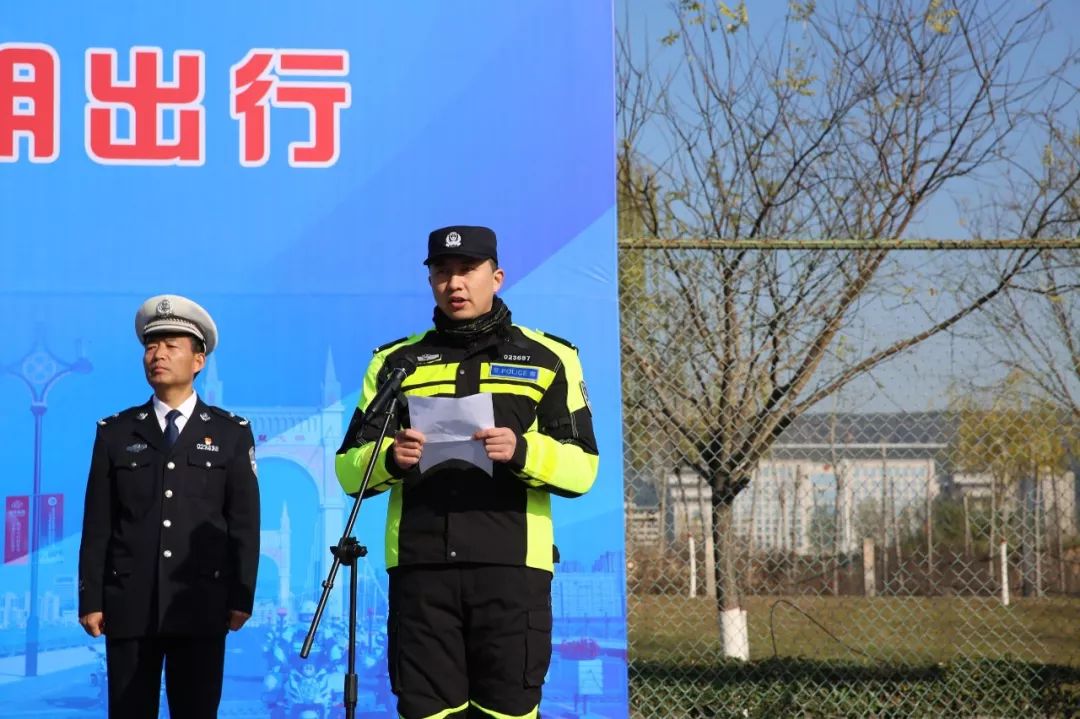 仪式上,市交警支队支队长 刘国辉宣读《宝鸡市2019年"全国交通安全日"