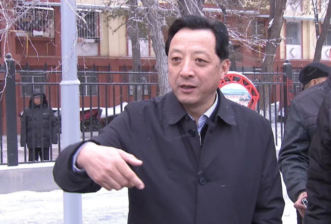 董沂峰专题调研天山路道路交通信号灯设置工作