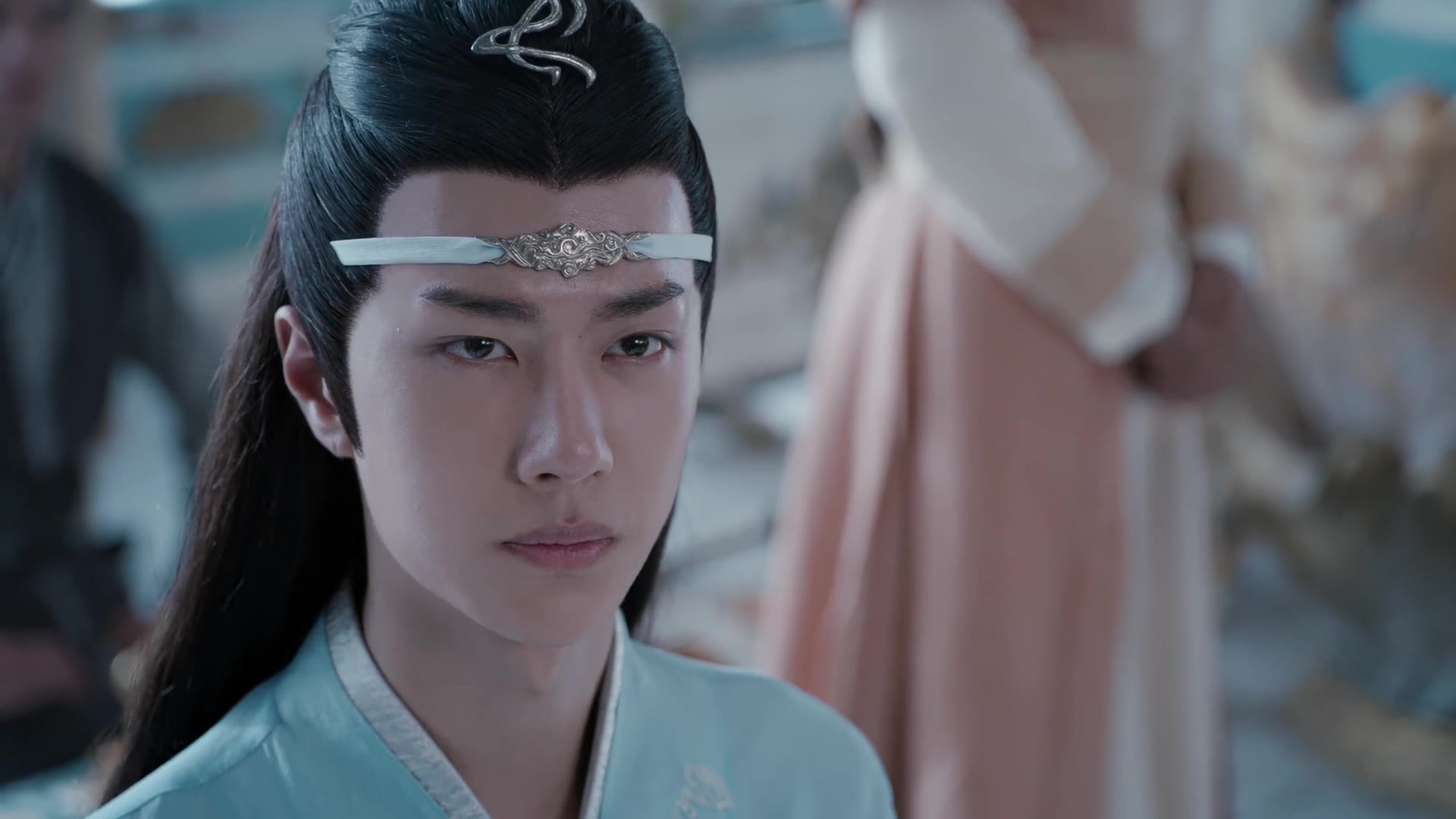 蓝忘机着急万分,怕他失去控制造成严重后果,让他放下陈情.