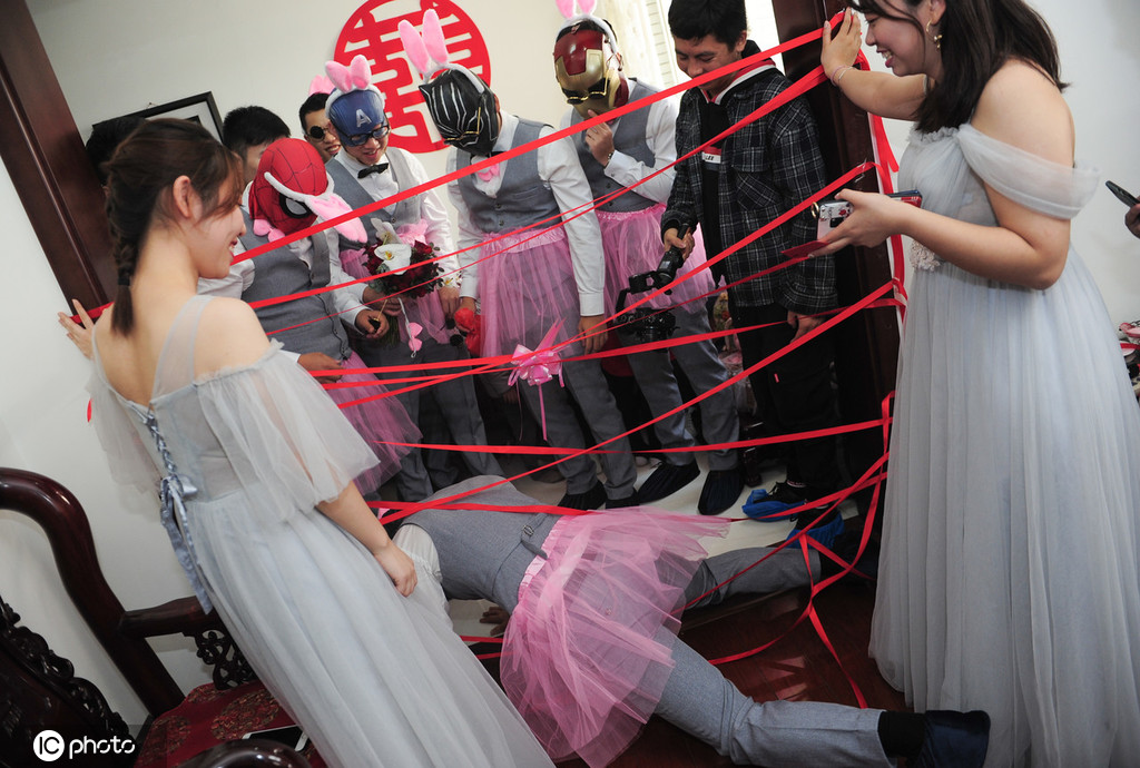 新郎率"复仇者联盟"抢亲 吓懵伴娘团