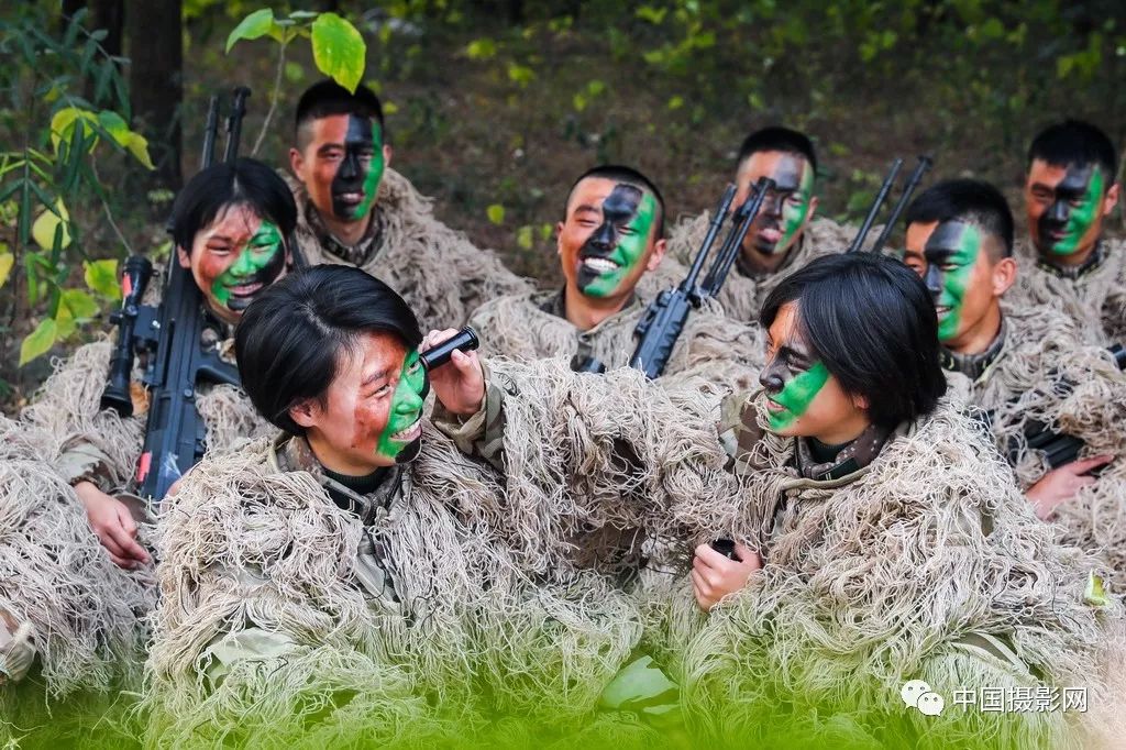 原创中国摄影网签约摄影师焦明锦作品赏析帅帅的女兵是枪王