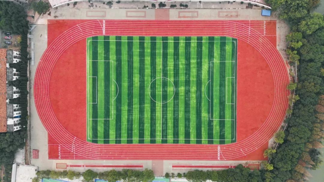 (点击视频观看航拍新操场)95它等待你的到来崭新的操场已就位老旧的