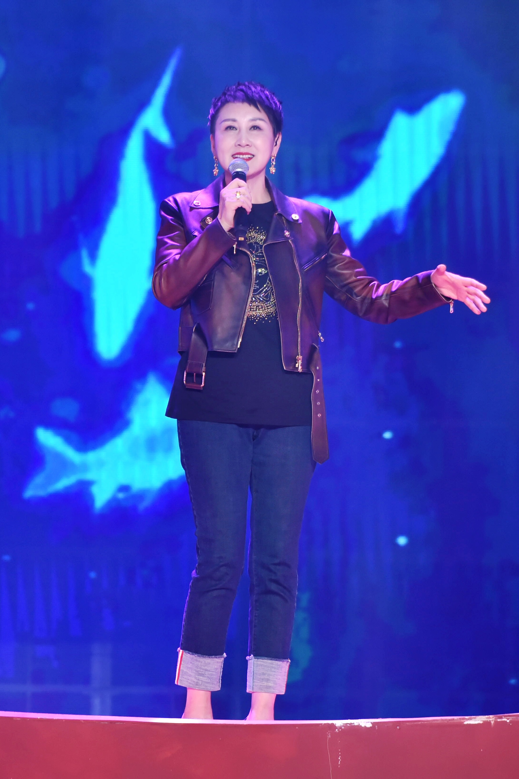 凯丽上周的表演中演唱了《倍儿爽》《卡路里》两首年轻人最爱的"神曲"