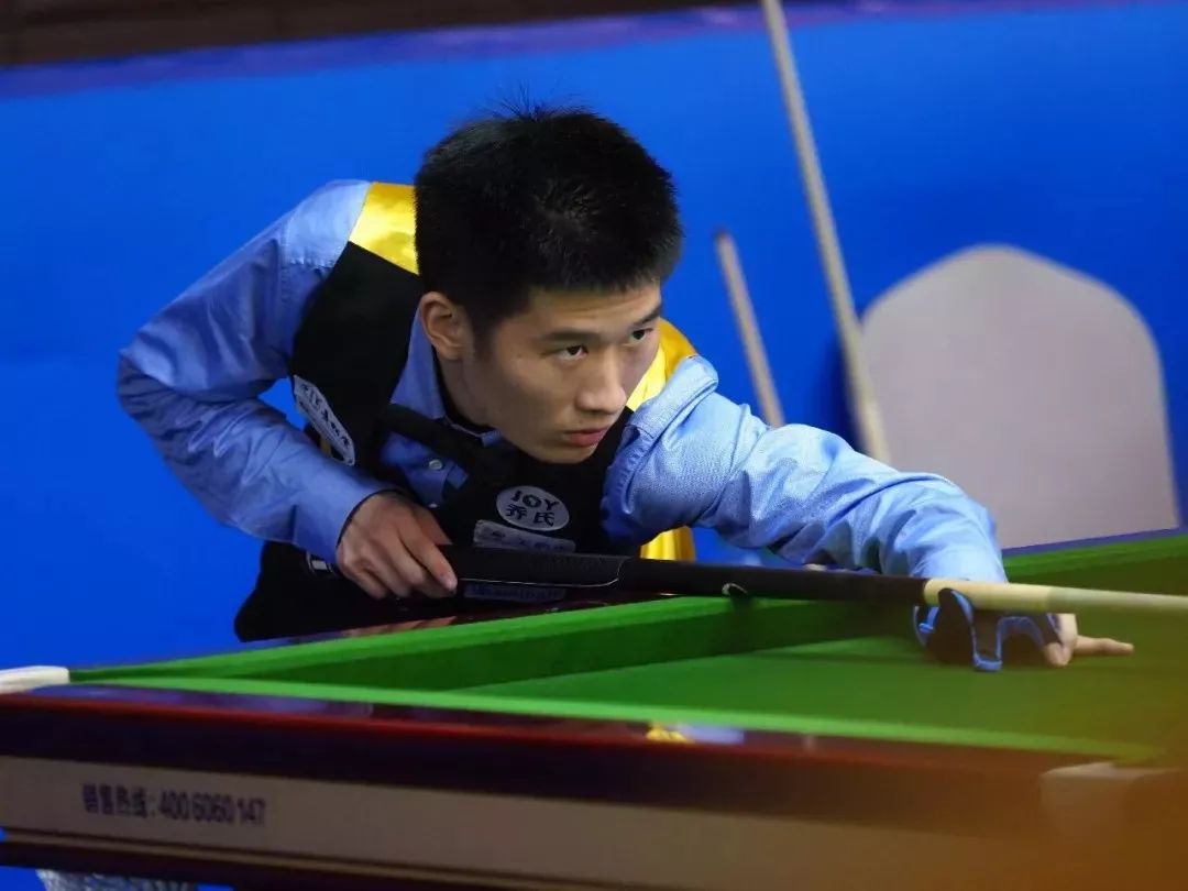 挑一的台球大师在万人瞩目下硬碰硬的来一场,成绩已无关紧要,李克说:"