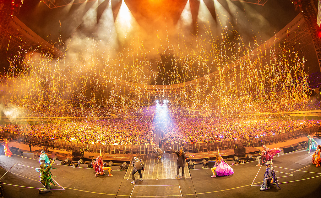 印象最深刻的莫过于jj每一场都会大喊的标志性口号——"尖叫声不要停"