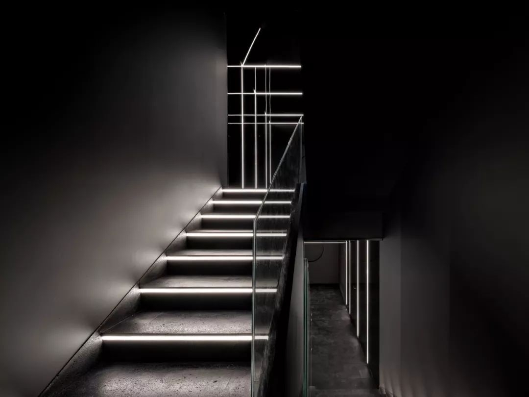 黑色的楼梯间03
