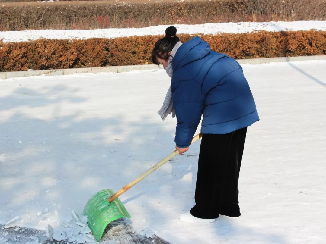 青校园 | 校园寒雪降,铲雪暖人心(总第1607期)