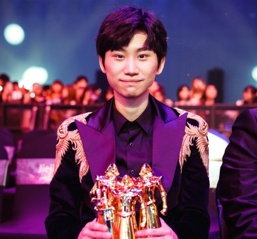 纹西服也是非常亮眼,感觉他就是全场最靓的仔,其他人都是很普通的西装