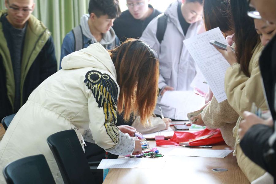 协助搬送行李随堂老师接待讲解为了此次大学生实习实训活动的顺利开展