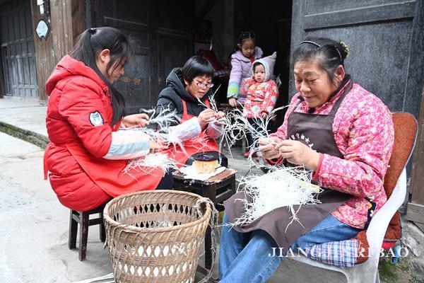 在家门口"手工穿花"赚钱顾家两不误 记者 张渝 摄