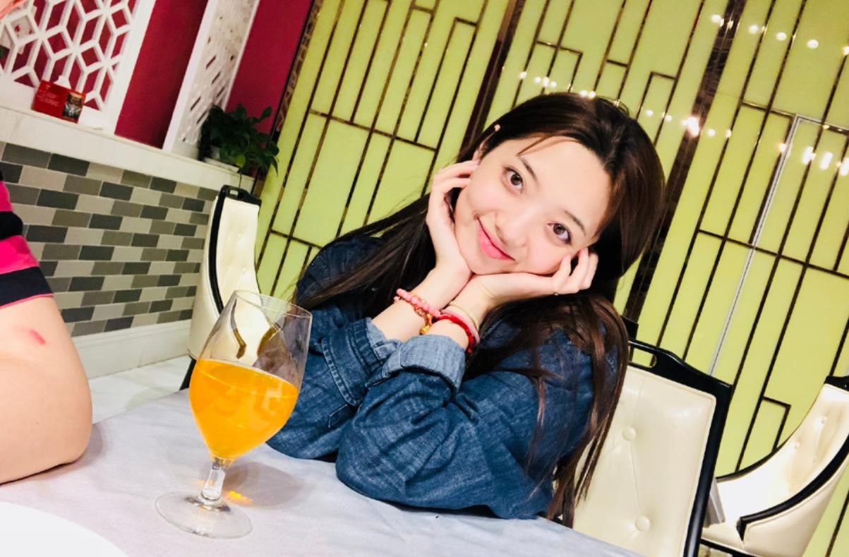 《快乐星球》的小演员招募中成功获选,饰演了善良的乖乖女冰柠檬