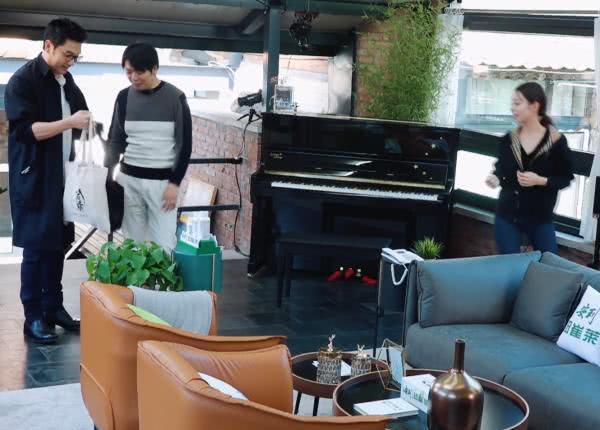 林依轮来郎朗家里做客,谁注意手里提的东西贫穷限制了想象