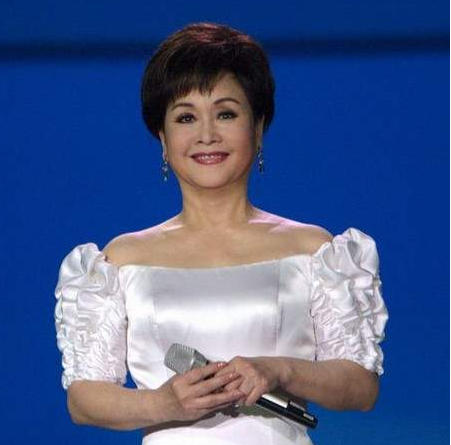 73岁李谷一近照曝光与79岁二婚丈夫合影前夫儿子有出息