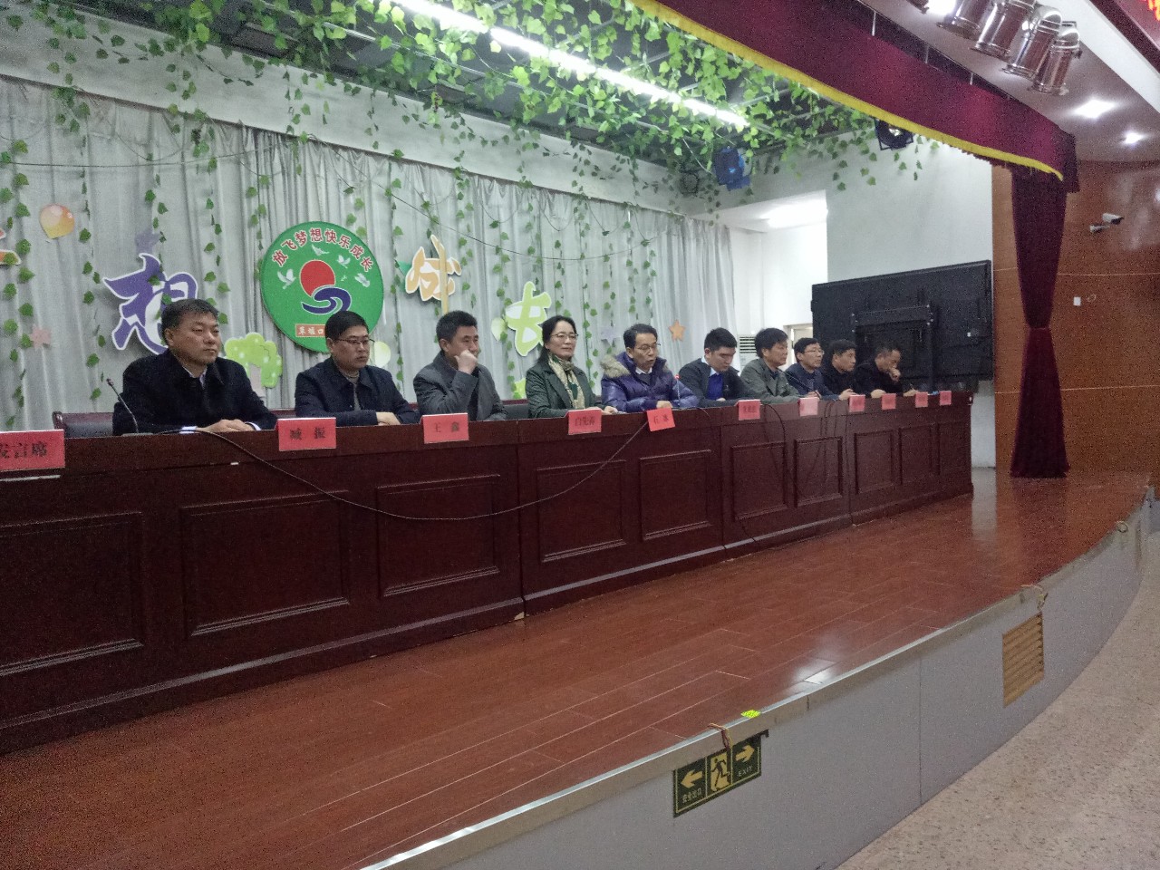 总裁孙敏锐,建湖县教育局副局长仇正山,上冈镇草堰口社区教育干事王鑫