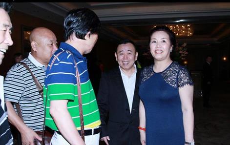 60岁的潘长江和老婆杨云近照,妻子杨云风采依旧