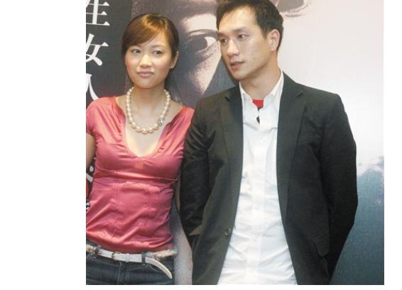 当年在05年的时候被狗仔拍到两人牵手亲密吃饭逛街,当时还是三角恋