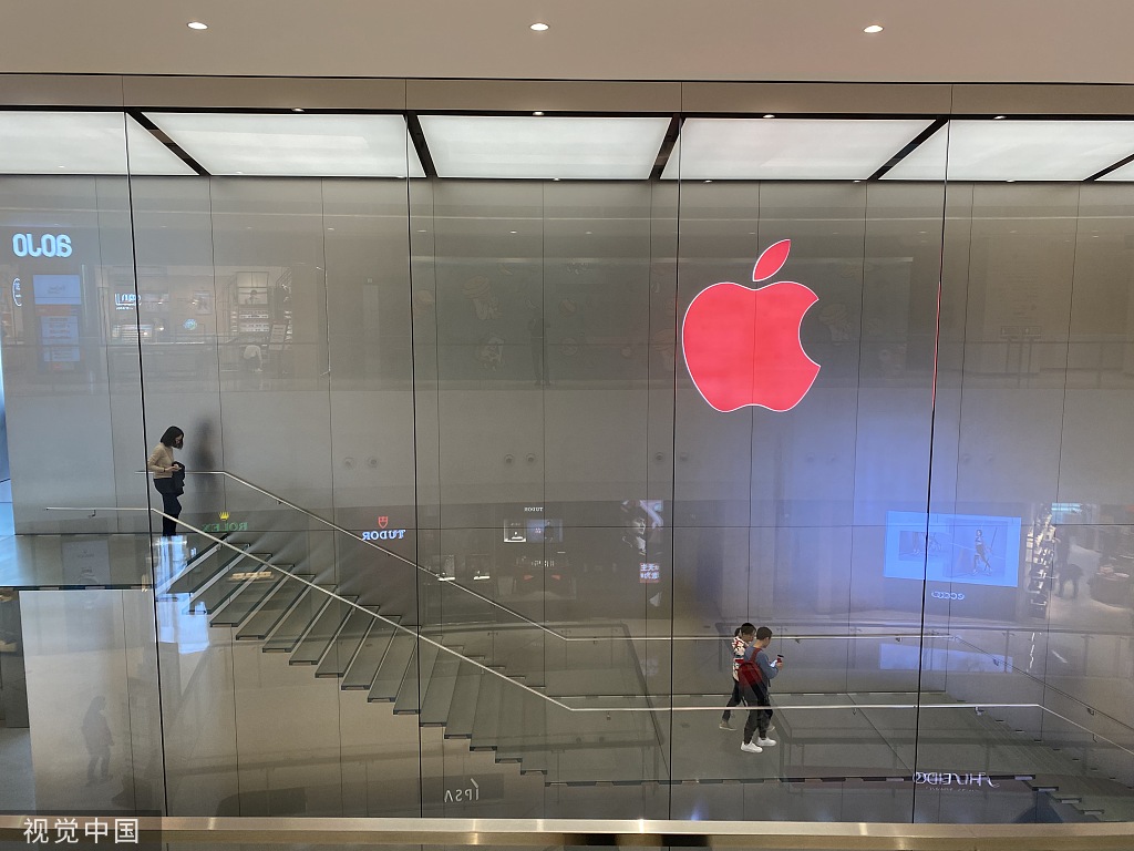 广州天环广场苹果旗舰店logo变成红色,以支持世界艾滋病日.