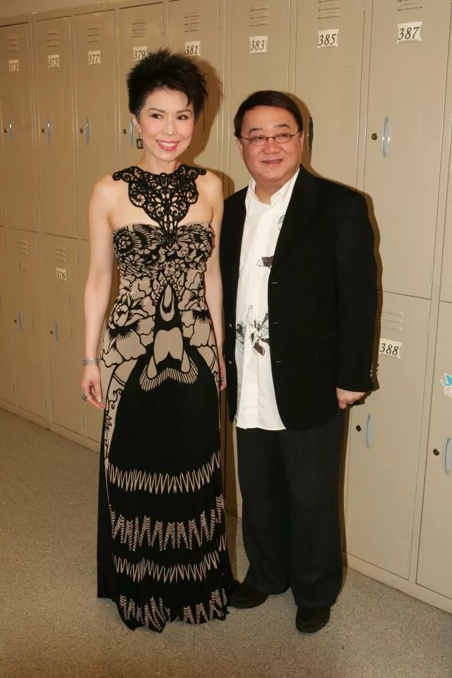 61岁关菊英健康成谜,港媒蹲点守候数月,仅见同性伴侣一人出入_周伟利