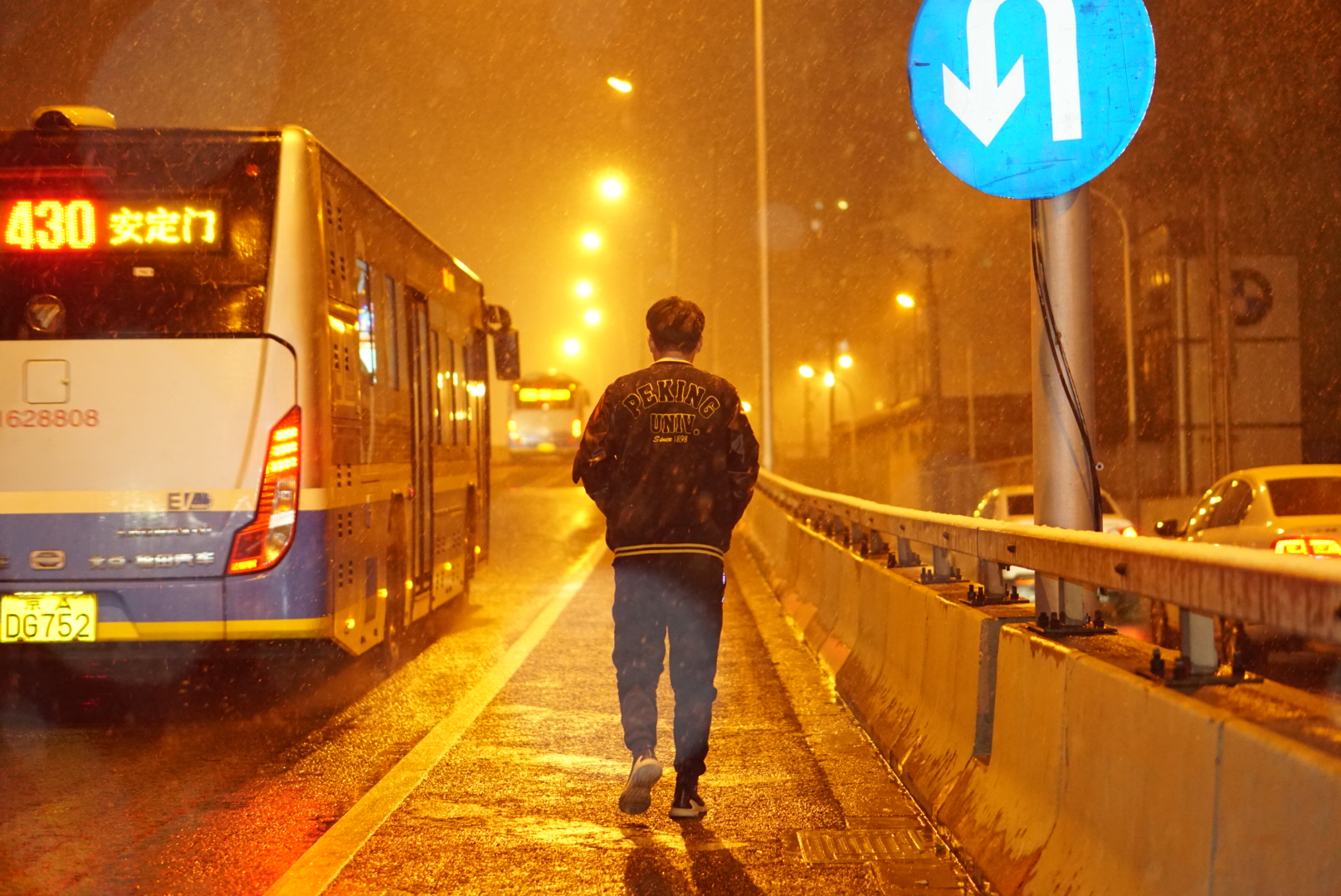 初雪的夜 北京的初雪在众人的期待中如约而至