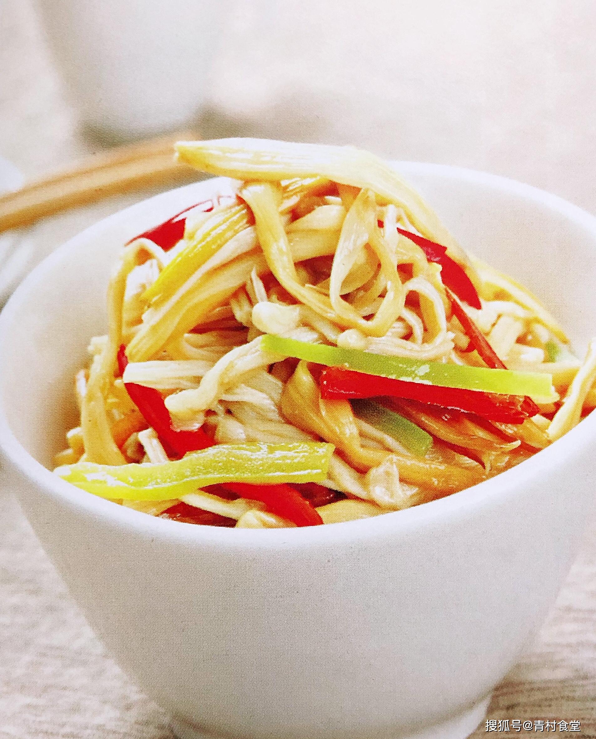 6,加盐,鸡精调味,出锅装盘即可.5,倒入水发黄花菜,金针菇炒匀至熟.