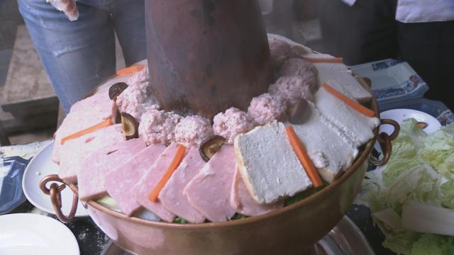 炊锅里总共有将近20种食材,都是当地的应季食材,荤素搭配,香气四溢.