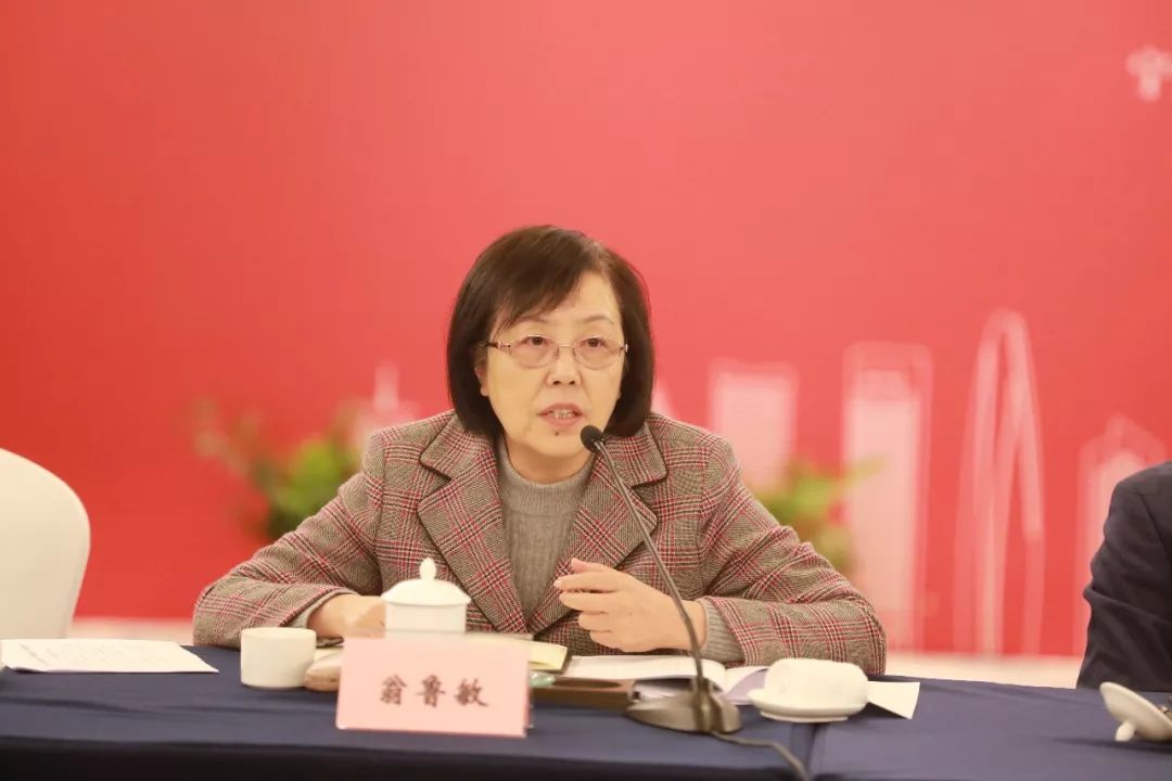 市人大常委会党组副书记,副主任翁鲁敏发言