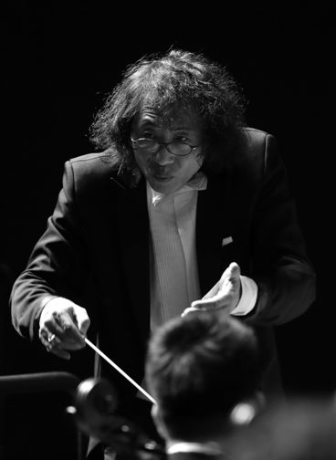 学院附属中央乐团特招班;1978年跟随著名作曲家罗忠閒先生学习作曲