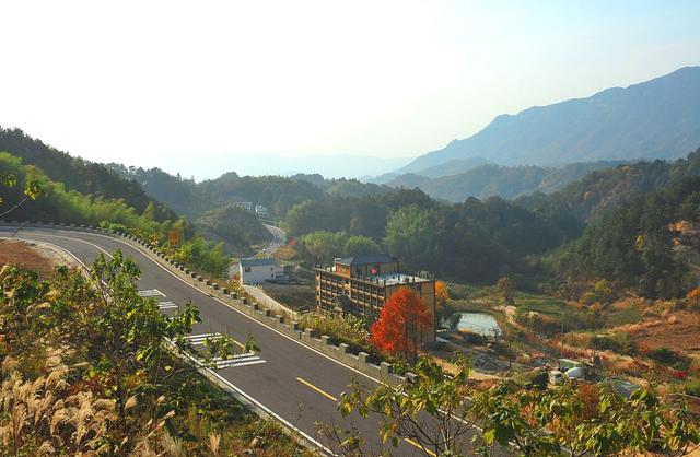 道士冲处于三岔路口,右拐是霍山县城方向,左拐则是本条线路的必经之地