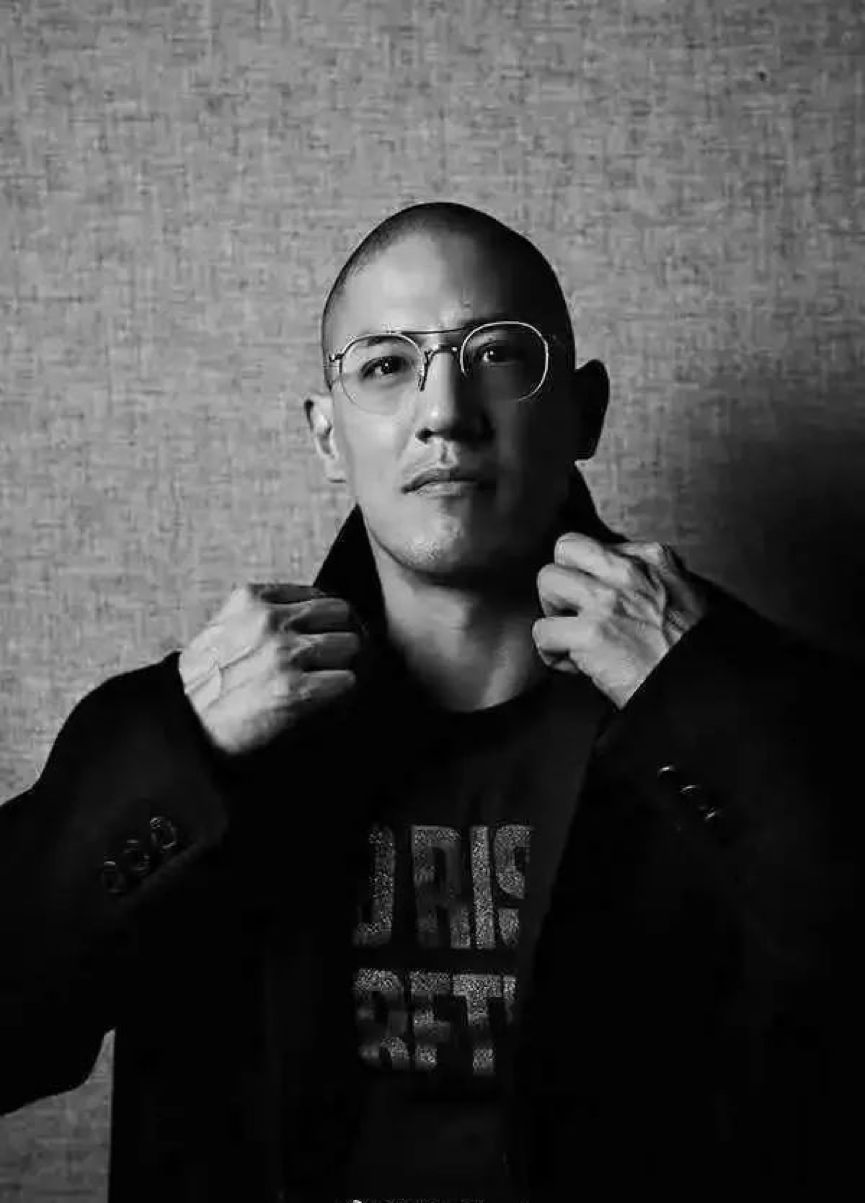 悬崖边的贵族蒋友柏27岁创办最赚钱设计公司40岁成画廊新贵要做就做蒋