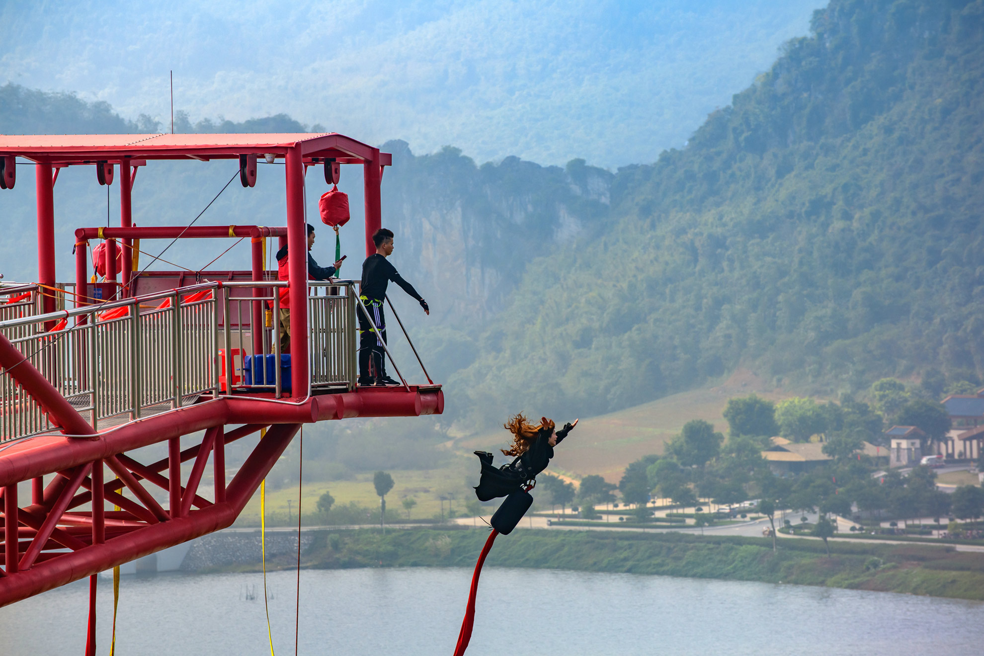 巾帼不让须眉女汉子爱蹦极胜过爱红妆英德宝晶宫飞龙蹦极谁敢来挑战