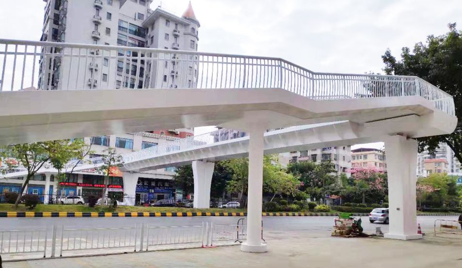 南郊三公里人行天桥最哥在南郊三公里人行天桥现场看到,天桥两侧桥墩