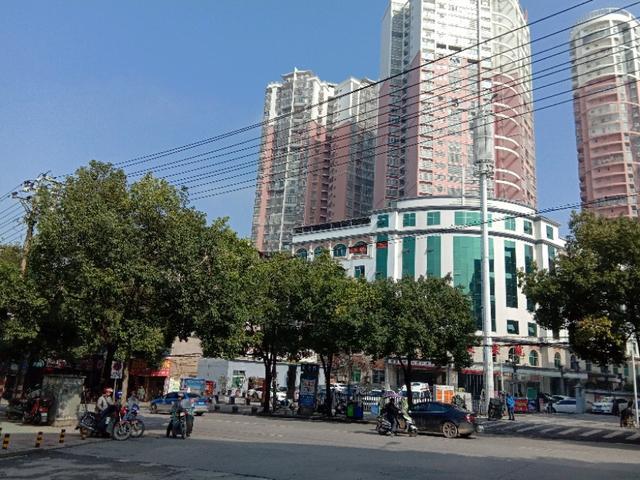 三角坪它比邻榆树湾,正是因为1972 年湘黔铁路建成通车,才使得榆树湾