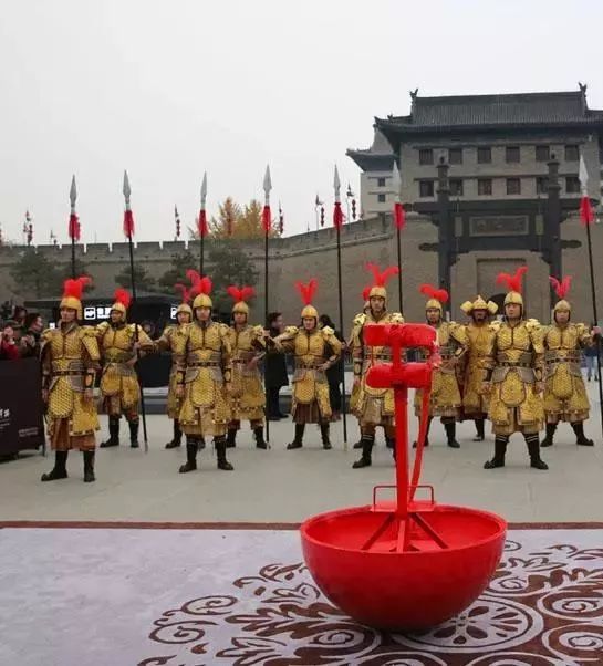 大唐不夜城不倒翁小姐姐表演区被围得水泄不通,有不少人特意从外蹈舷