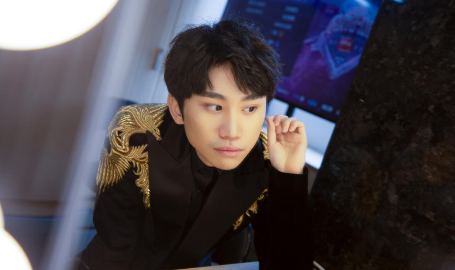 纹西服也是非常亮眼,感觉他就是全场最靓的仔,其他人都是很普通的西装