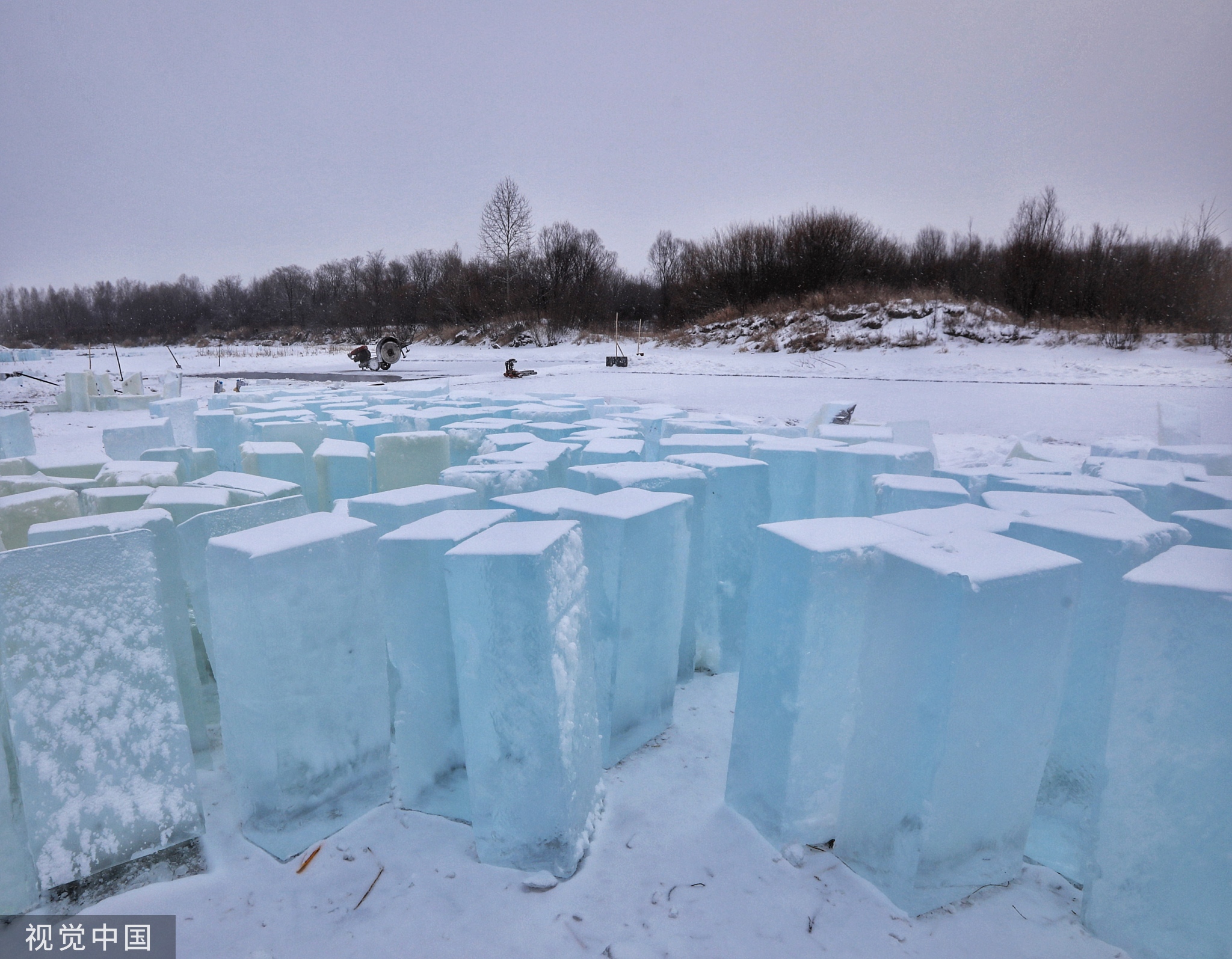建设用冰,码放在大林河边,不同于松花江江冰,这里的冰呈现明显的蓝色