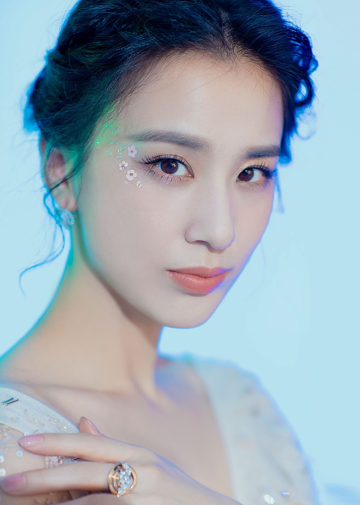 辣妈黄圣依真放得开,穿长裙v领开到肚脐眼,眉角开桃花媚眼如丝