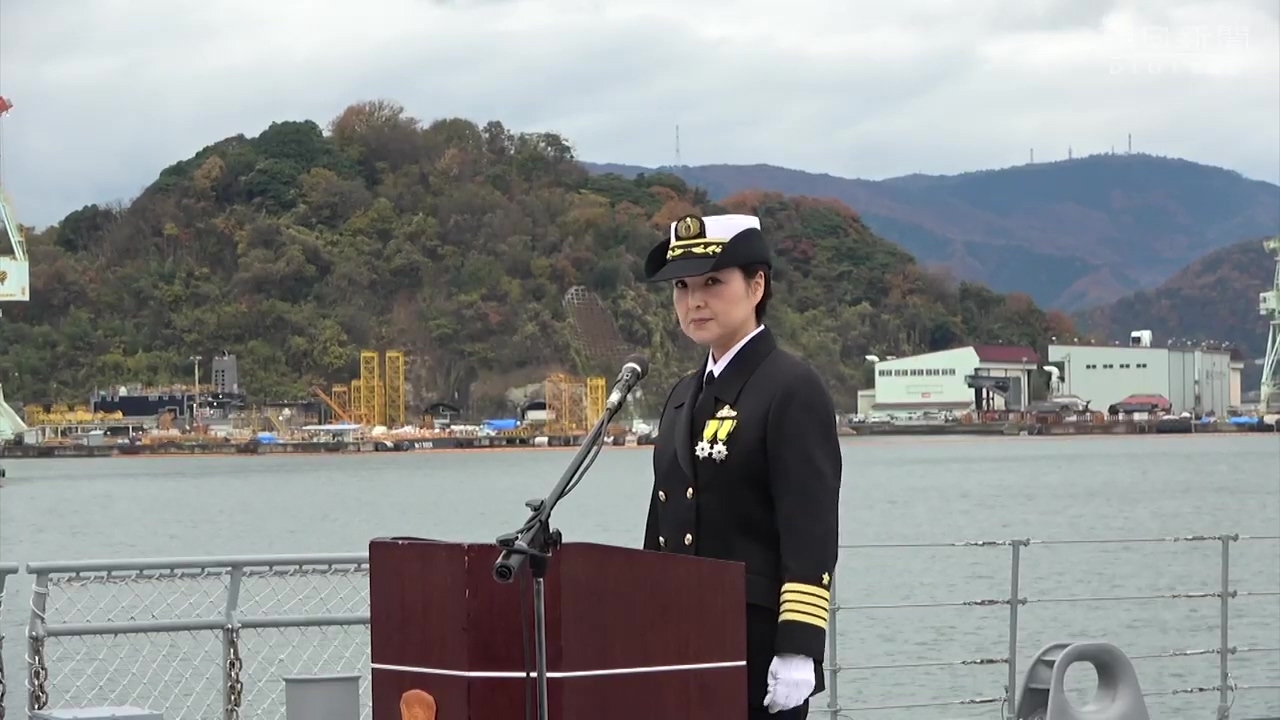 这位女舰长名叫大谷三穗,为一等海佐(相当于海军上校),今年48岁,负责