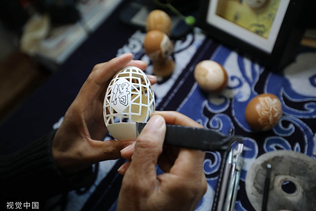 探访蛋雕艺人02让绘画在蛋壳上舞蹈