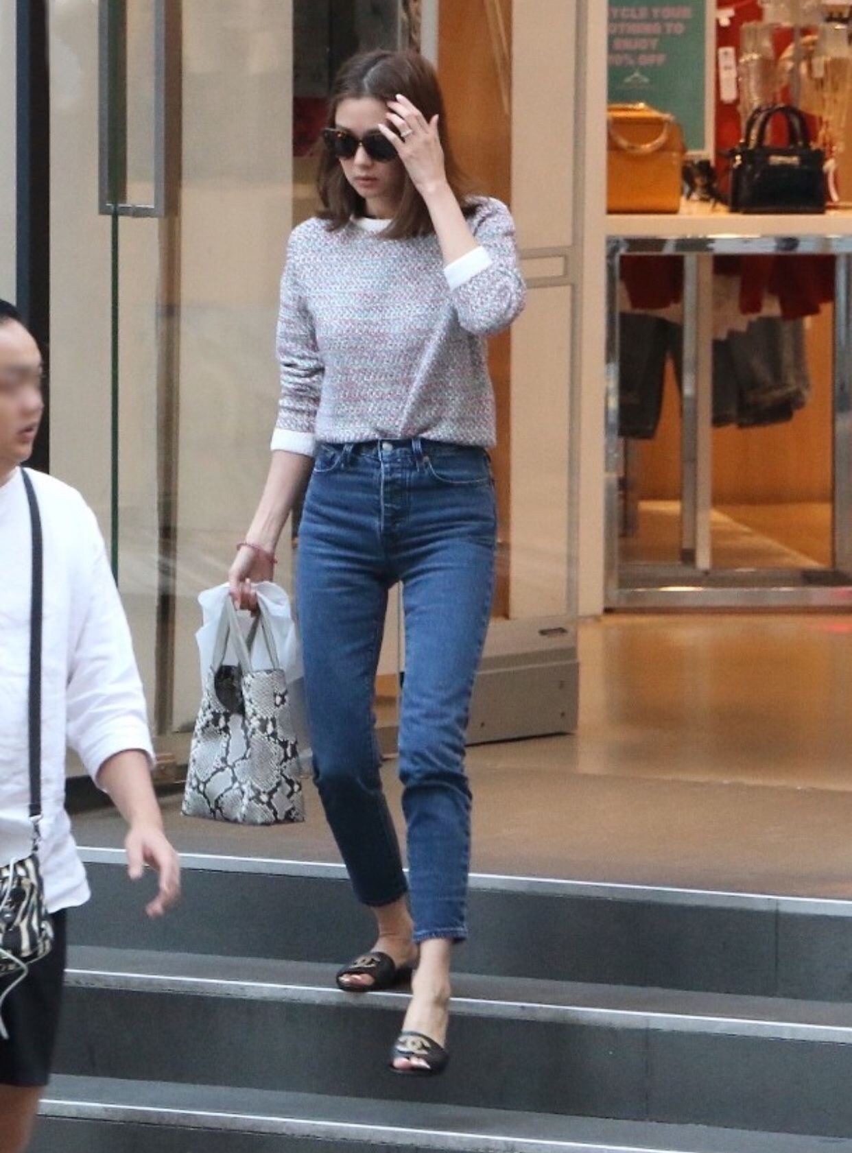 tvb花旦岑丽香独自一人现身街头,不看名牌只买百元特价服饰!