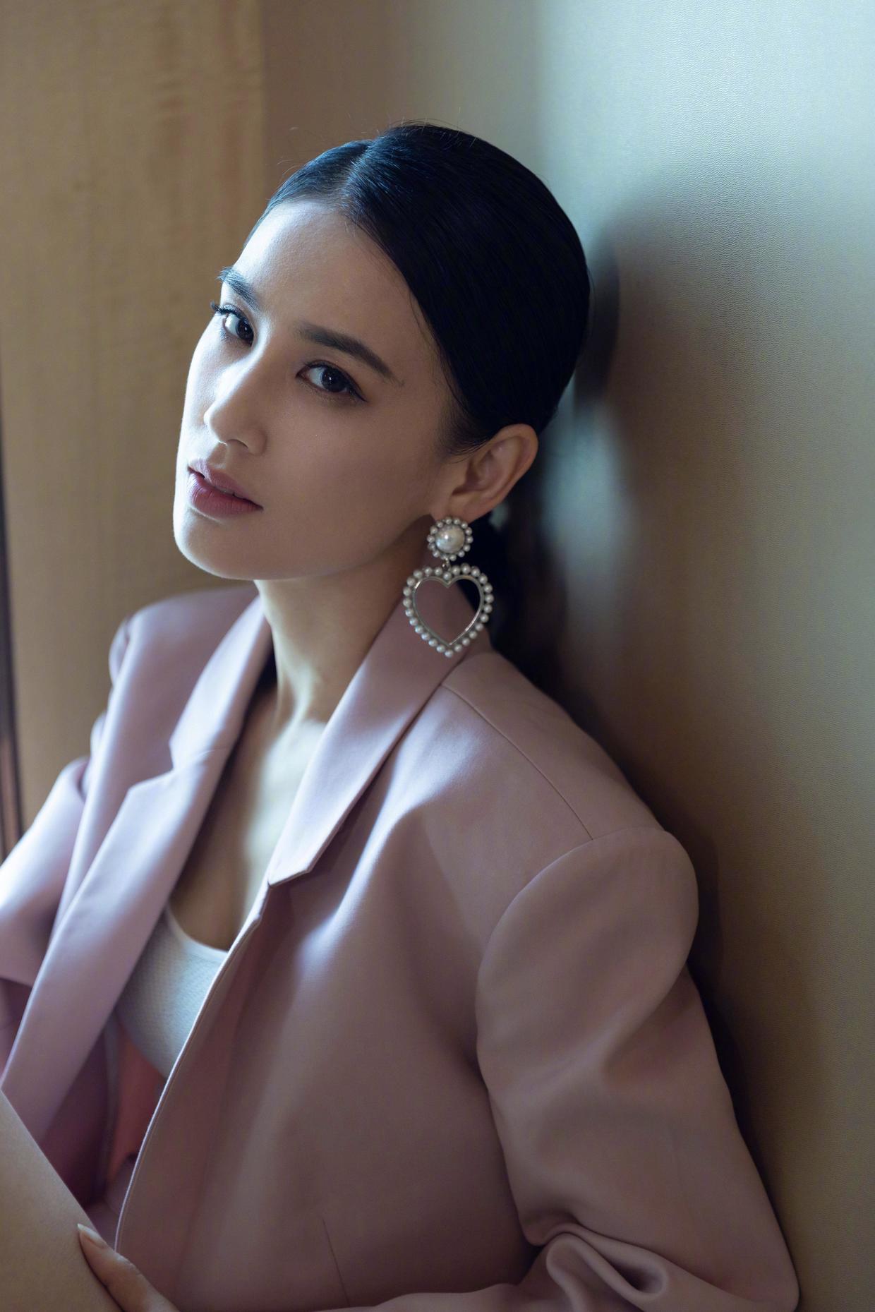 原创黄圣依颜值真高,粉色西服搭配短裤,脚踩高跟鞋,大长腿真吸睛