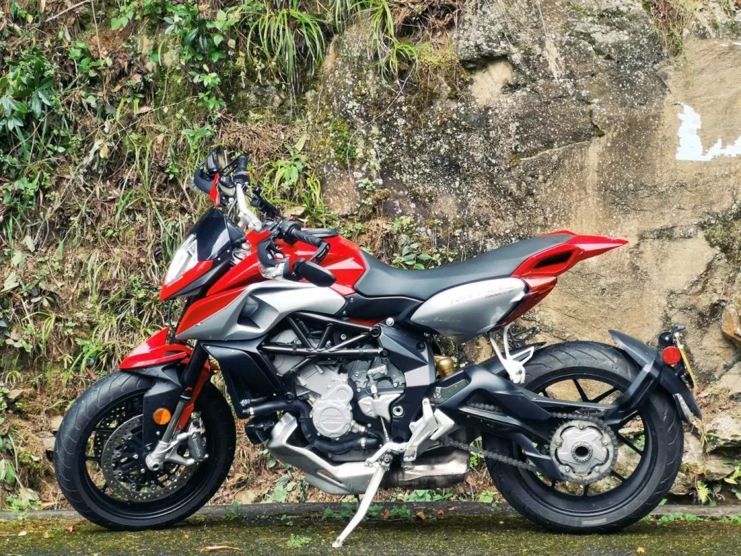 转让云南保山2016年上牌大贸mv奥古斯塔rivale800