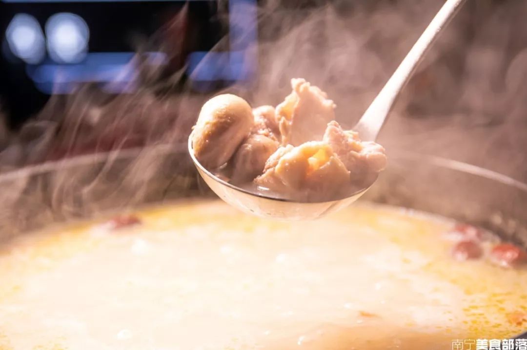 土鸡,生蚝,公鸡蛋,牛大力和十几味珍贵药材,熬够了钟,乳白色的汤底