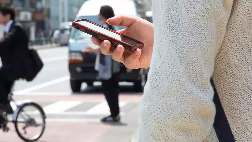 过马路还敢玩手机?最高罚200元!网友:强烈建议推广