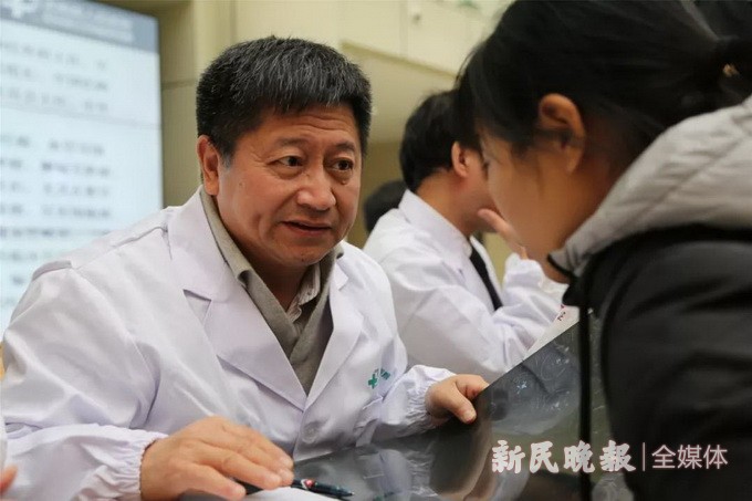 徐启武教授正在为患者答疑解惑沭阳县及周边地区的大量患者得到了上海