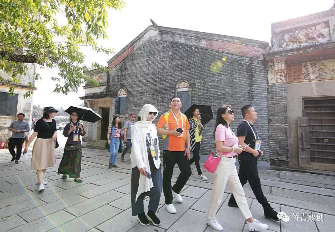 然后参观了自力村碉楼群,嘉宾们都认真睇聆听讲解员讲解关于开平碉楼