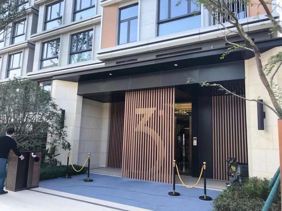 有人啃骨头就有人吃肉这块万元地开盘首月卖了近百套