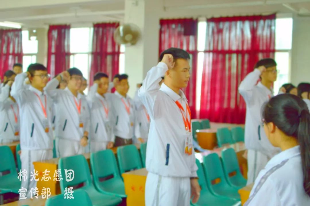 棉光中学#来源:同学投稿,城郊中学志愿团城郊校服是白色跟深蓝色磁滗