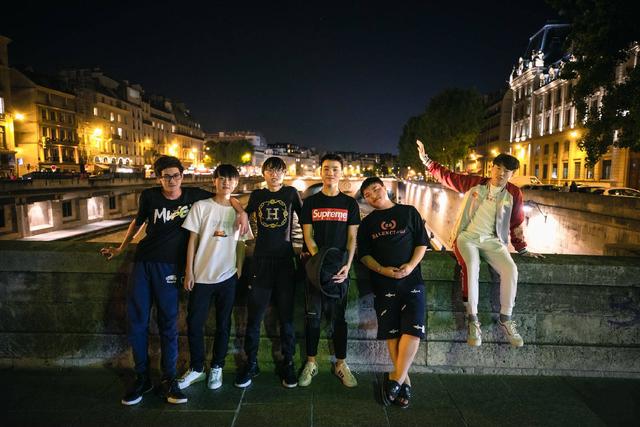 lpl全明星感人一幕!小明苦求rng七人合影,s10再遇就要兵戎相见