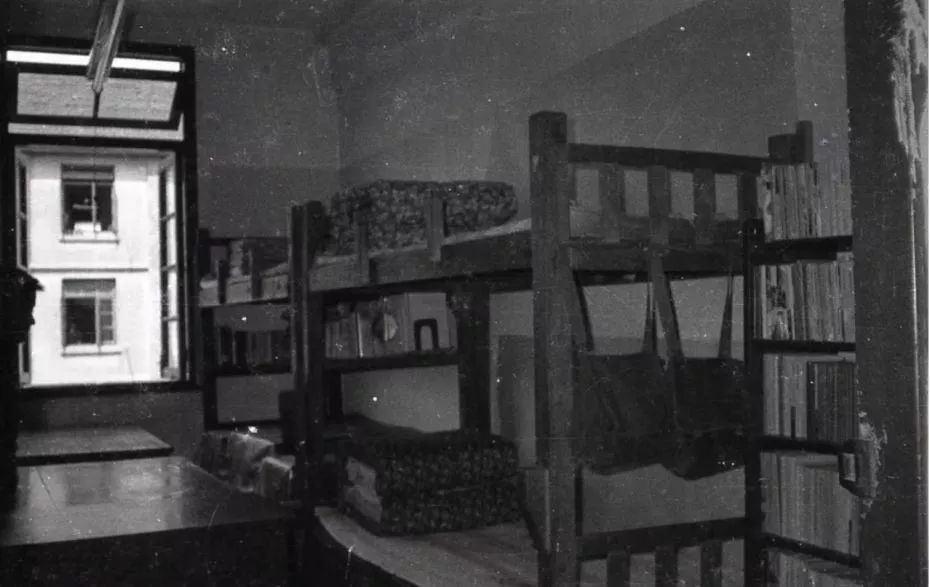 七十年代,宿舍八人一间,一层楼共用一个盥洗室,早晨洗漱高峰期时常