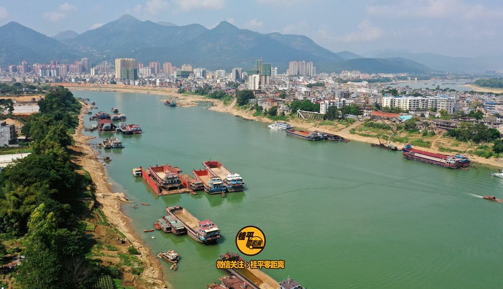 桂平这条江两边都是船,一字排开.